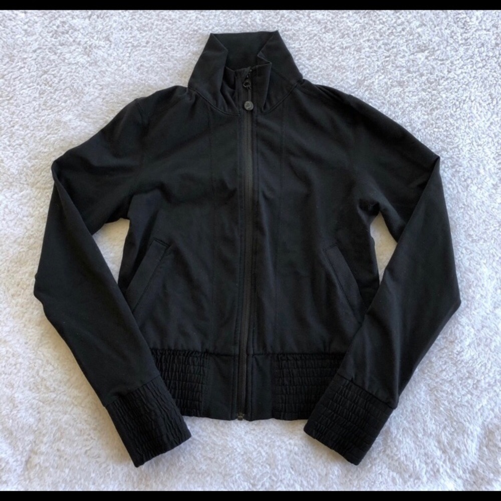 Lululemon black zippered stretchy jacket